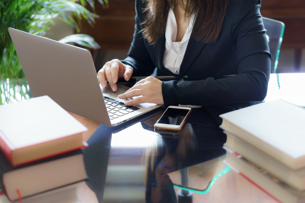 kobieta pisząca na&nbsp;laptopie